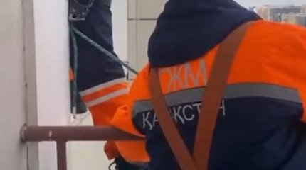 Құтқарушылар 12-қабаттағы пәтердегі баланы құтқарды