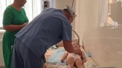 Дәрігерлер түйенің астында қалған 4 жастағы қызды құтқарды