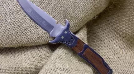 Астанада лифтте әйелге пышақпен шабуыл жасаған ер адам видеоға түсіп қалды