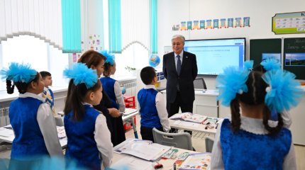 Токаев посетил открытый урок в актюбинской школе