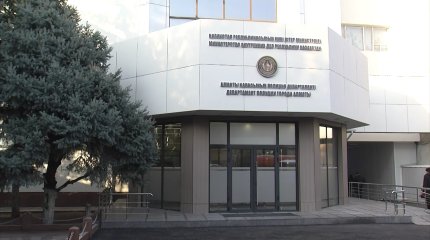 Алматыда мектеп жанында тұрған көліктен ер адамның мәйіті табылды