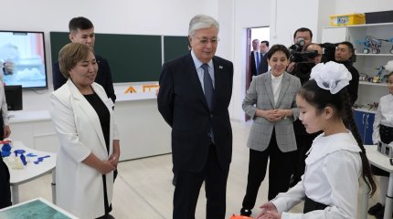 Қасым-Жомарт Тоқаев шалғайда тұратын оқушыларға автобус сыйлады