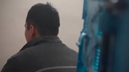 «Балаларымды анасынан айырдым». Темір торға тоғытылған ер адам өкінішін айтты