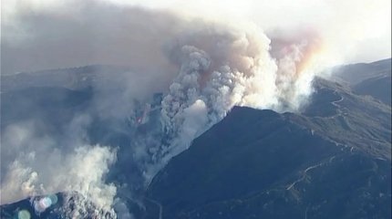 Лесные пожары охватили штат в США: огонь угрожает домам знаменитостей