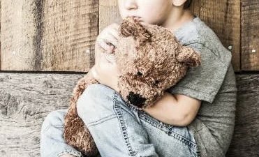 Ребёнка оставили на остановке в Рудном