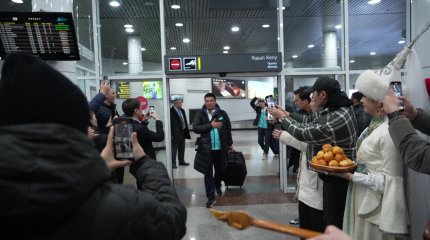 Активисты "Жастар рухы" встретили призеров чемпионата Азии по боксу в аэропорту Астаны