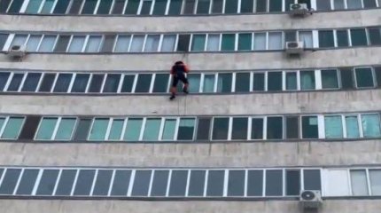 Астанада екі жасар сәби петерде қамалып қалған