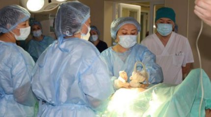 Внутриутробную операцию беременной двойней женщине впервые провели в Астане