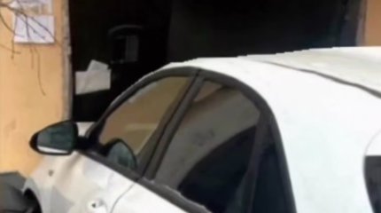 Авто влетело в подъезд жилого дома в Семее