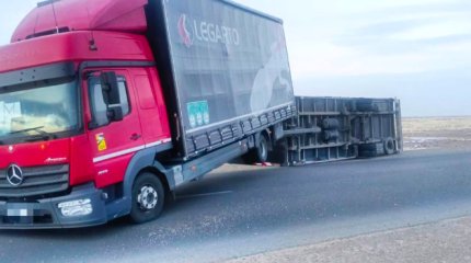 Ветер перевернул прицеп грузовика на трассе Алматы-Усть-Каменогорск