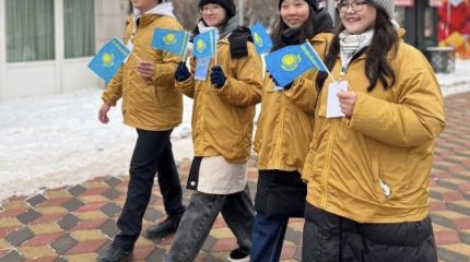 Волонтеры поздравили астанчан с Днем Независимости патриотической акцией