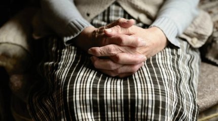 Инсульт алып, ауруханада жатқан зейнеткердің 13 млн теңгесі қолды болған