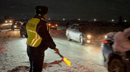 Водителям более 200 грузовиков понадобилась помощь на заметенных туркестанских трассах