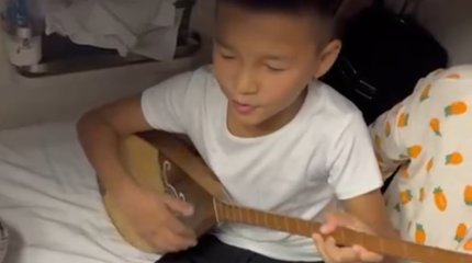 Юные домбристы исполнили терме в поезде в честь Дня независимости