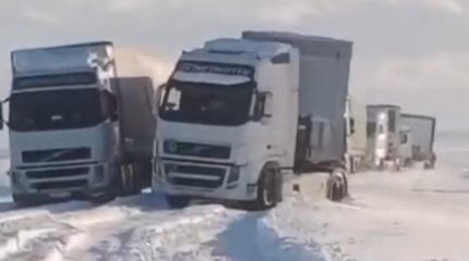 Маңғыстау облысында 13 жүк көлігі қар құрсауынан құтқарылды