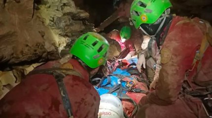 Спелеолог упала с высоты и застряла в пещере