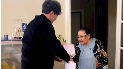 Димаш Құдайберген Бибігүл Төлегенованы мерейтойымен құттықтады