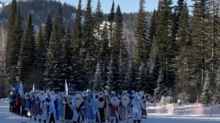 Десятки Дедов Морозов выехали на лыжах из Риддера