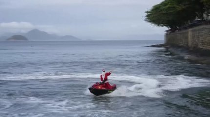 В Бразилии Санта-Клаус пересел с традиционных саней на гидроцикл, чтобы доставить подарки детям в Рио-де-Жанейро