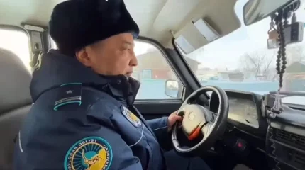 Павлодарлық полицей жолда тоңып қалған 60 шетел азаматын құтқарды