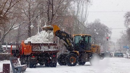 Аэропорт Алматы перестал принимать рейсы из-за сильного снегопада
