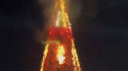 Ёлка едва не сгорела на центральной площади Шымкента (ВИДЕО)