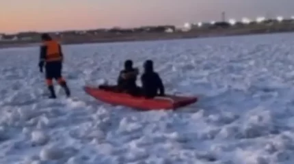 Қонаев қаласында мұз үстінде ойнап жүрген екі бала құтқарылды