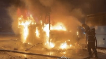Автобус сгорел в центре Караганды