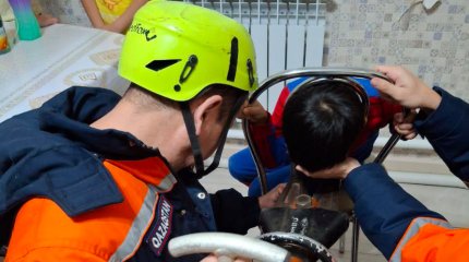 Опасные игры: голова ребёнка застряла в стуле в Атырау