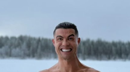 Полуобнаженный Роналду эффектно поздравил болельщиков с Рождеством