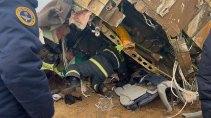 МЧС Казахстана опубликовало кадры с места крушения самолета из Азербайджана