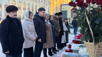 «AMANAT» партиясының мүшелері ұшақ апатынан қаза тапқан жандардың рухына тағзым етті