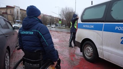 Атырауда мүмкіндігі шектеулі азамат  полицейлермен бірге  жол қозғалысы қауіпсіздігін сақтауға көмектесіп келеді