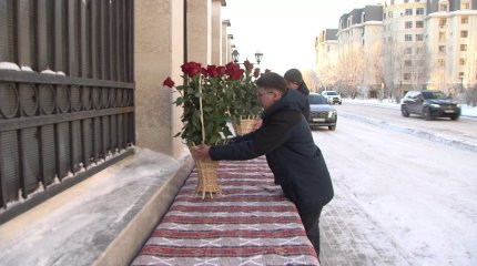 Жители Астаны и Актау приносят цветы к посольству Азербайджана, чтобы почтить память погибших