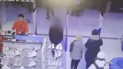 Астанада дүкеннен күрте ұрлаған жігіт видеоға түсіп қалды