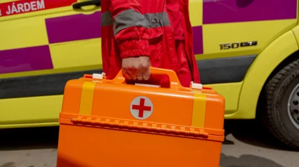 Алматыдағы қоймалардың бірінде жұмысшыны жедел саты басып қалды