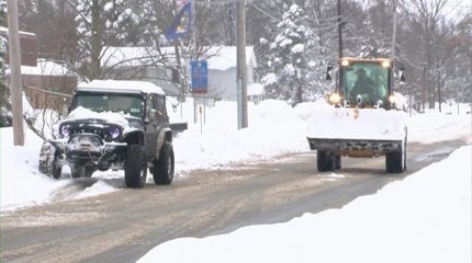 Рекордные снегопады на западе штата Нью-Йорк привели к коллапсу на улицах