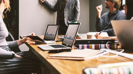 Близнецы смогут неожиданно заработать, Водолеи решат все профессиональные вопросы: гороскоп на понедельник, 30 декабря