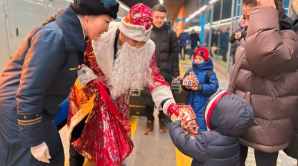 Дед Мороз со Снегурочкой путешествуют в поездах Казахстана