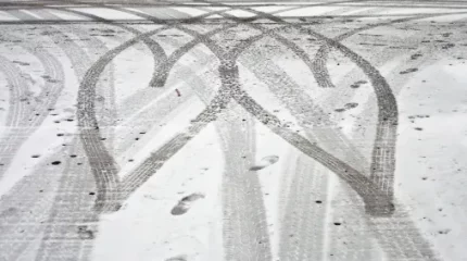 Водителей предупреждают об опасных условиях на дорогах в 10 регионах