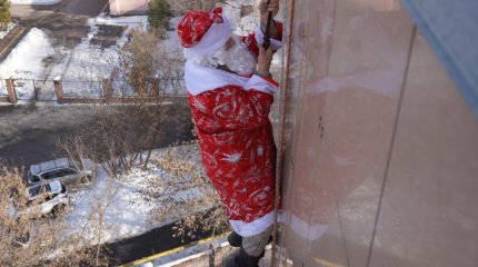 Дед Мороз с подарками спустился с крыши и вошел в окно детской больницы в Алматы