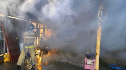 Авто загорелось и едва не уничтожило дом жителя Усть-Каменогорска