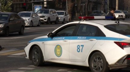 Сбежавшего из машины конвойной службы подсудимого ищут в Алматы