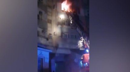 Крупный пожар произошел ночью в одной из многоэтажек Актау