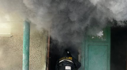 Людей эвакуируют из горящего дома в Петропавловске