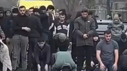 Алматыда бір топ адам жолды жауып, намаз оқыды