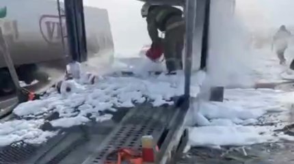 Алматы-Ташкент тас жолында жеңіл көліктер тиелген жүк көлігі өртеніп кетті