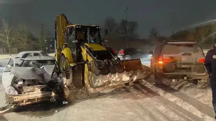 Семейде жүк тиегішті мас күйде басқарған жүргізуші жол апатын тудырды: үш адам зардап шекті