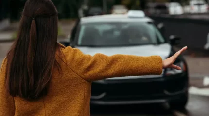 Әйел такси жүргізушісіне пышақпен шабуыл жасаған