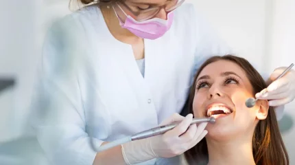 Оралда 700 мың теңгеге тісін емдеткен әйел дәрігермен соттасуға мәжбүр болған